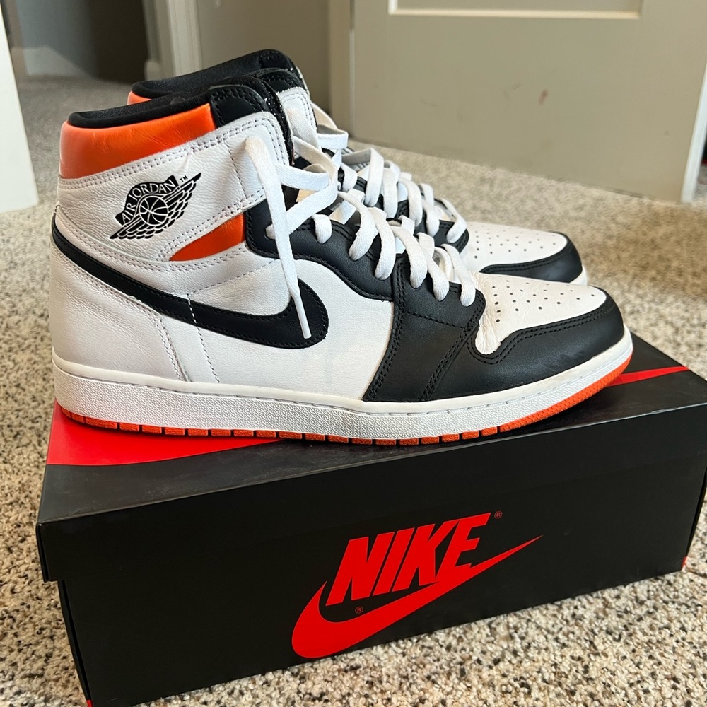 Nike Black and White Sneakers Classic Design